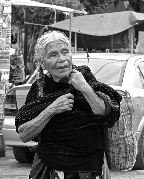 File:Mujer en el mercado.JPG