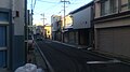 古くから大豆島方面への街道として栄えた七瀬通り（長野市七瀬）。主要地方道としては狭隘であり、朝夕は一方通行となる。