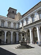 O poço monumental do claustro de San Lorenzo Maggiore