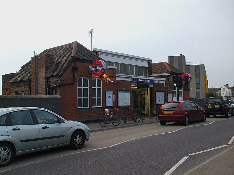 Fil:Neasden station building.JPG