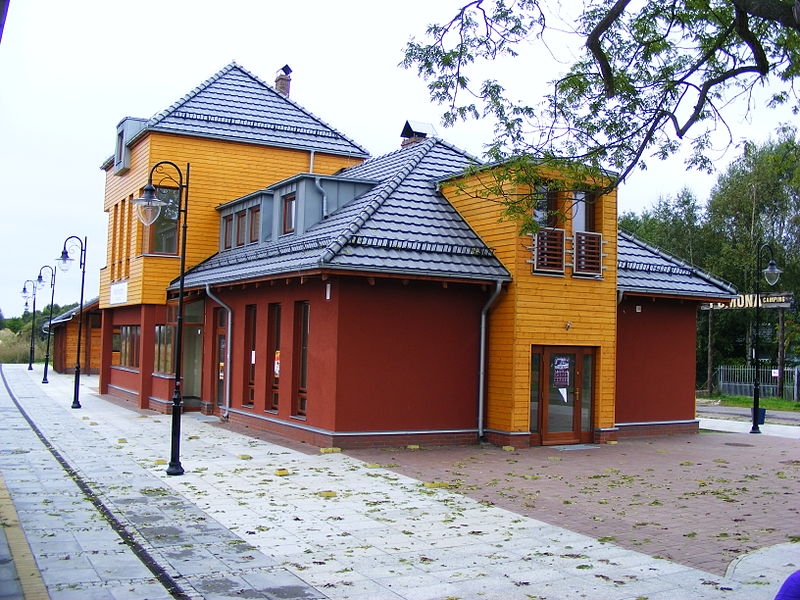 File:Niechorze Latarnia train station 2014 bk02.jpg