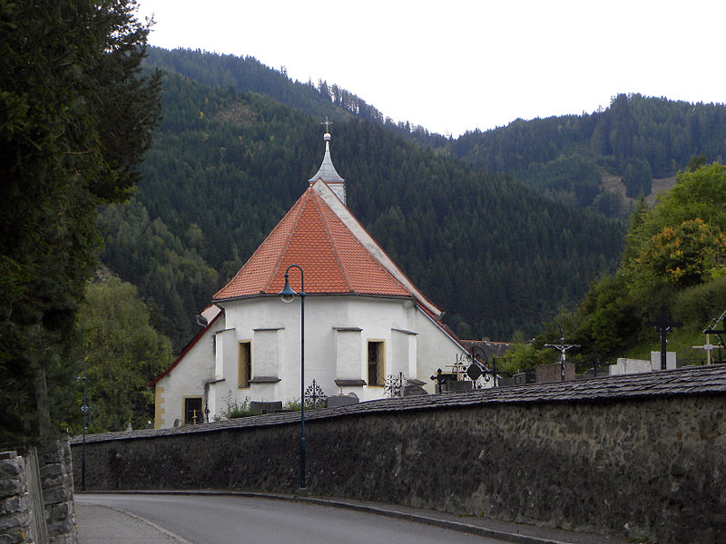 File:Oberzeiring - Knappen- bzw Elisabethkirche - Ansicht von der Hauptstraße.jpg