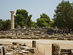 Ruinas de edificios y una columna.