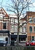 Horeca met bovenwoning, oorspronkelijk twee woonhuizen, gezamenlijk een pui uit 1930 (Gouda-Centrum)