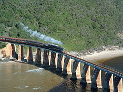 Il treno a vapore Outeniqua Choo Tjoe attraversa il ponte sul fiume Kaaimans
