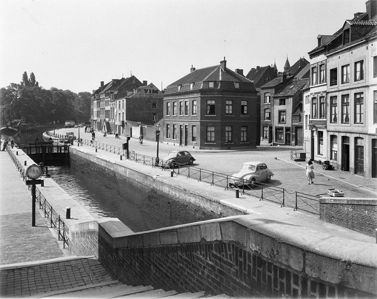 File:Overzicht van af Servaasbrug op Onze Lieve Vrouwe kade en Oude Vismarkt - Maastricht - 20149244 - RCE.jpg