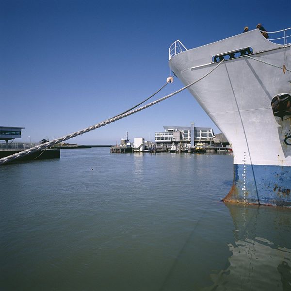 File:Overzicht visafslag, gezien vanaf de Vissershavenweg met de boeg van een zeeschip op de voorgrond - Scheveningen - 20413354 - RCE.jpg