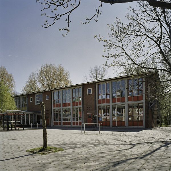 File:Overzicht voorgevel van openbare lagere school, gezien vanaf het schoolplein - Amsterdam - 20409436 - RCE.jpg