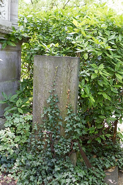 File:Père-Lachaise - Division 11 - 439.jpg