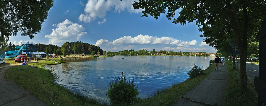 Panorama vido al fiŝlago Sušský rybník el digo de tobogano