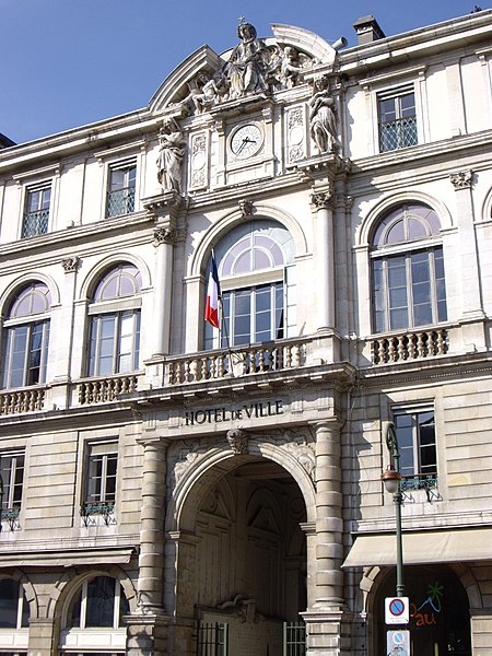 File:Pauhoteldeville.jpg