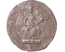 Kruhová hnědá pečeť na které je vyobrazen muž s korunou sedící na trůnu, jenž drží královské jablko a žezlo. Za ním se nachází znak Českého království a Moravského markrabství.