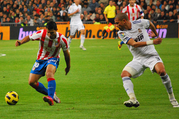 Pepe chasing down Sergio Agüero of Atlético Madrid in 2010