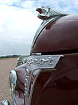 Lion Peugeot à l'avant d'une 203 cabriolet.