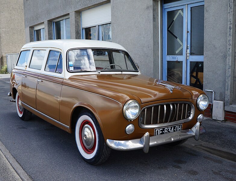 File:Peugeot 403 Leffrinckoucke Eté2016 en version bicouleur, blanc et crème (3).jpg