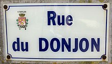 Foto av et gateskilt tatt i byen Étaples - Rue du Donjon.jpg