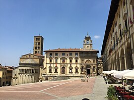 Piazza Grande cu biserica „Santa Maria della Pieve”