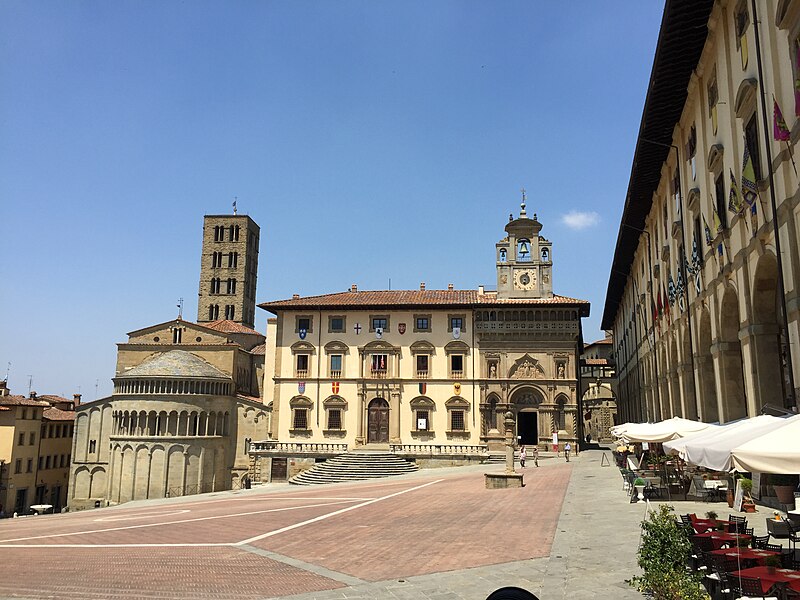 File:Piazza Grande, Arezzo.JPG