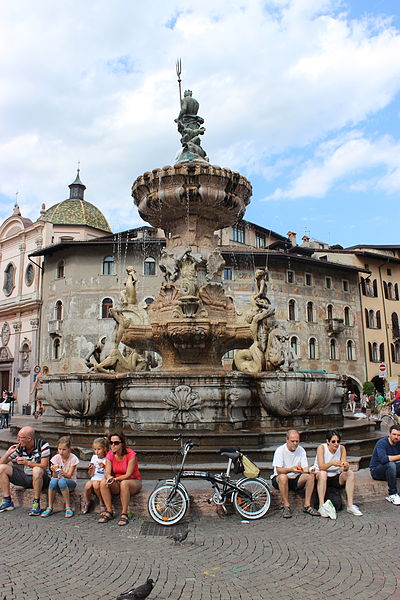 File:Piazza duomo di Trento.JPG