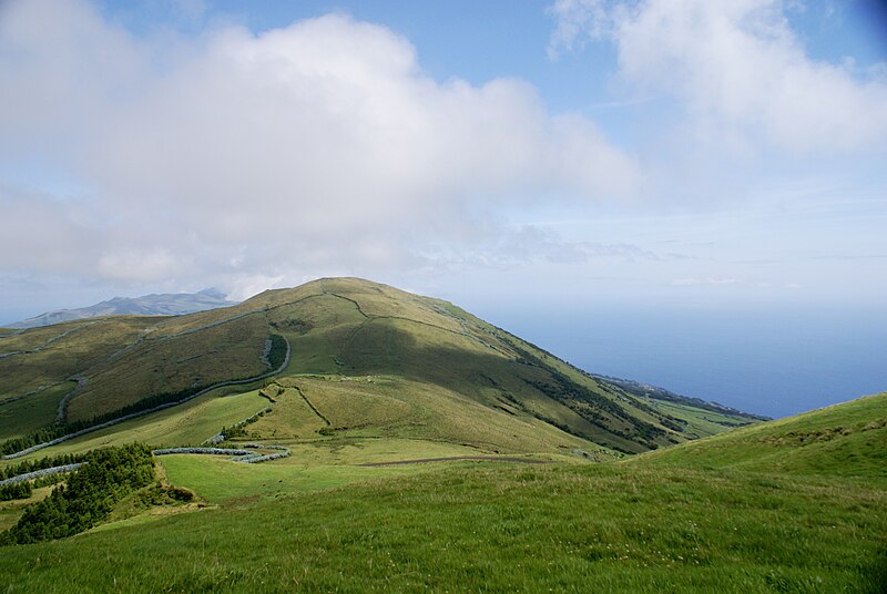 File:Pico do Areeiro, paisagem vista do cimo do Pico do Areeiro, Norte Grande, Velas, ilha de São Jorge, Açores.JPG