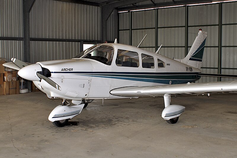 File:Piper PA-28 Archer (5744605362).jpg