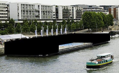 Piscina flotant de Joséphine Baker en configuració «oberta» al Sena, al 13è districte de París