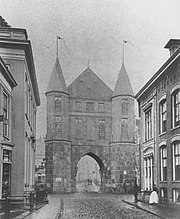 Buitenzijde replica Poelepoort in 1879. Op de poort de tekst "pax intrantibus" ("vrede aan hen die binnentreden")