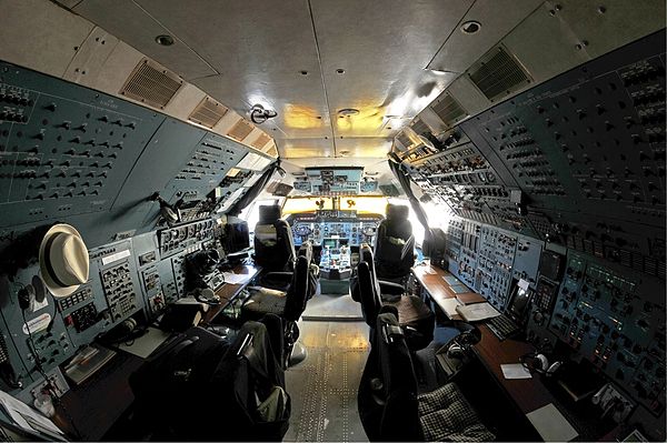 Cockpit of an Antonov An-124