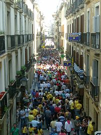 Festa giroa: Parte Zaharreko Portu kalea Kanpandegi kaletik ikusia, 2005eko Kontxako Banderaren egunean.