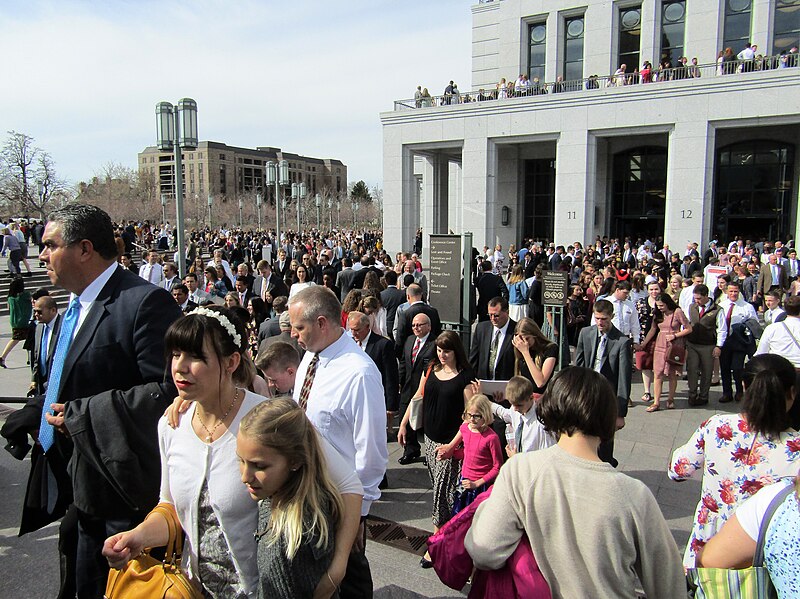 File:Post-Conference crowd (39787528790).jpg