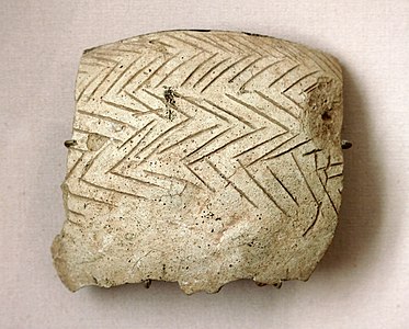 Fragment de ceràmica amb decoració incisa. Tell Hassuna, 6500-6000 aC. Museu del Louvre