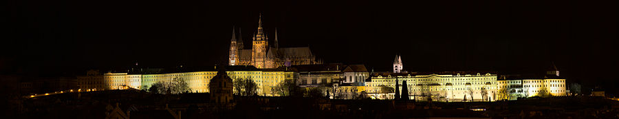 Panorama hradu v 
noci