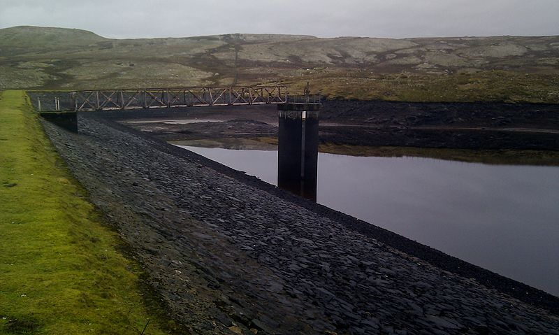 File:Pundeavon Reservoir and sluice.jpg