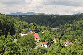 Pohled na část obce Radimovice s nádražím a Sychrovským viaduktem