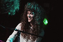 Rae Morris se apresentando no Night and Day Cafe, Manchester, em 1º de março de 2012.