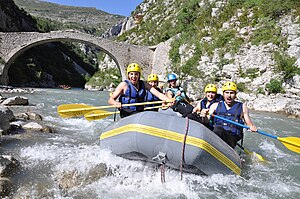 Rafting: Wassergefährte, Rafting-Wettkampfsport, Sicherheit und Ausrüstung