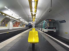 Linha 7 plataforma para Ivry ou Villejuif (esquerda) e Linha 7 bis plataforma (à direita).