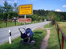 Entrada para a aldeia diretamente na Rennsteig (direita)