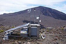 Installation GPS (et sa station d'alimentation électrique solaire) utilisée pour surveiller les déformations du volcan.