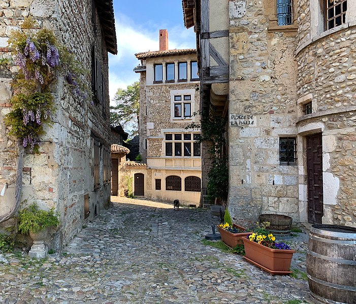 File:Rue de la Halle à Pérouges en avril 2021.jpg