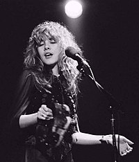 La vocalista Stevie Nicks en vivo hacia el año 1980