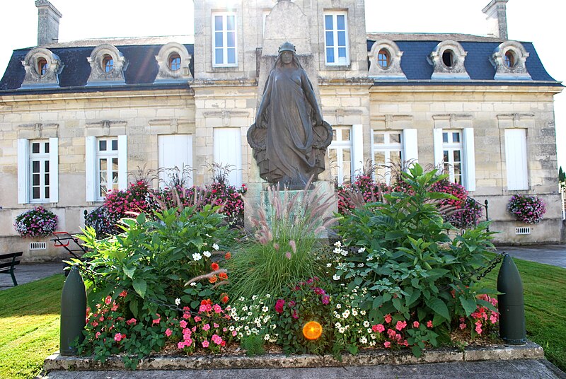 File:Saint-Denis-de-Pile Monument aux morts a.JPG