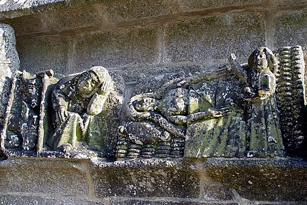 Le calvaire de Tronoën : Joseph endormi, la Vierge Marie allongée et Jésus à Bethléem