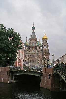 Ala da ponte sobre o Canal Griboyedov contra o pano de fundo da Igreja do Salvador do Sangue Derramado