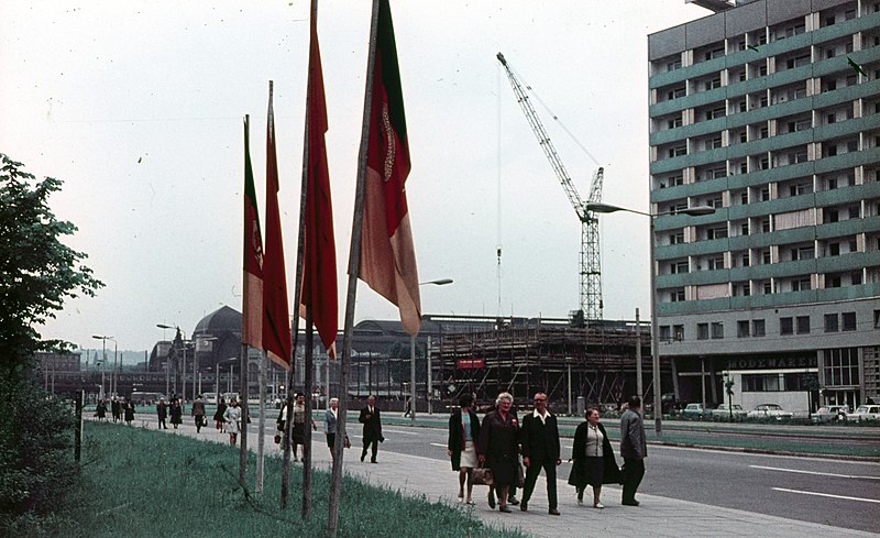 File:Sankt Petersburger Strasse, háttérben a Főpályaudvar. Fortepan 75554.jpg