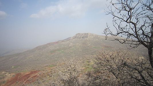 عکس کوه خان کمودار. این عکس در تاریخ ۳ فروردین ۱۳۹۲ از گردنه گلسیر گرفته شده‌است