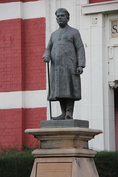 Statue of Sayajirao Gaekwad III in the university campus.