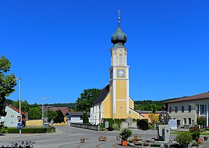 Westansicht des Dorfplatzes mit der Pfarrkirche hl. Jakob