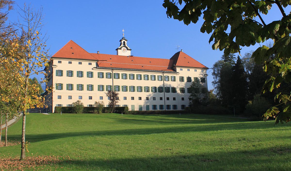 File:Schloss Hohenburg, Lenggries.jpg - Wikimedia Commons.