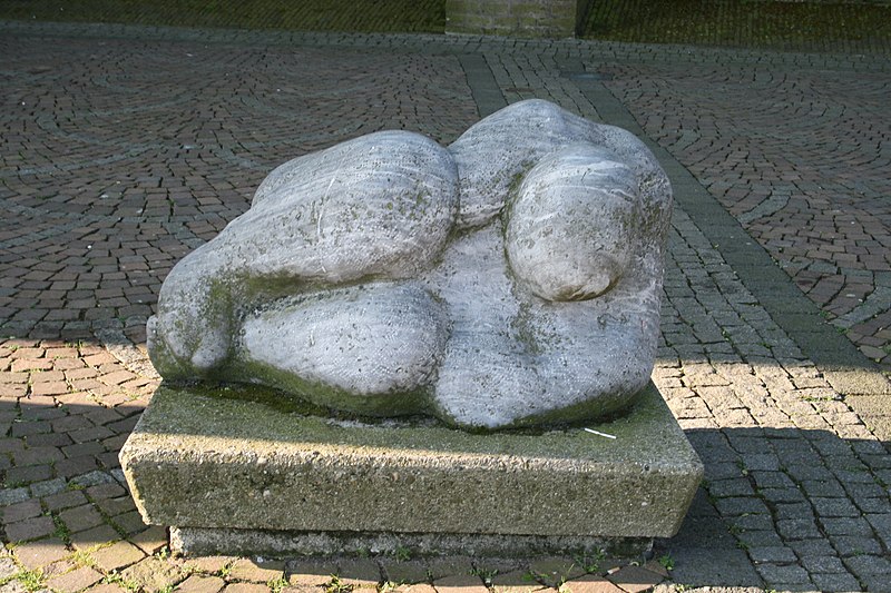 File:Sculpture Woman Alkmaar.jpg